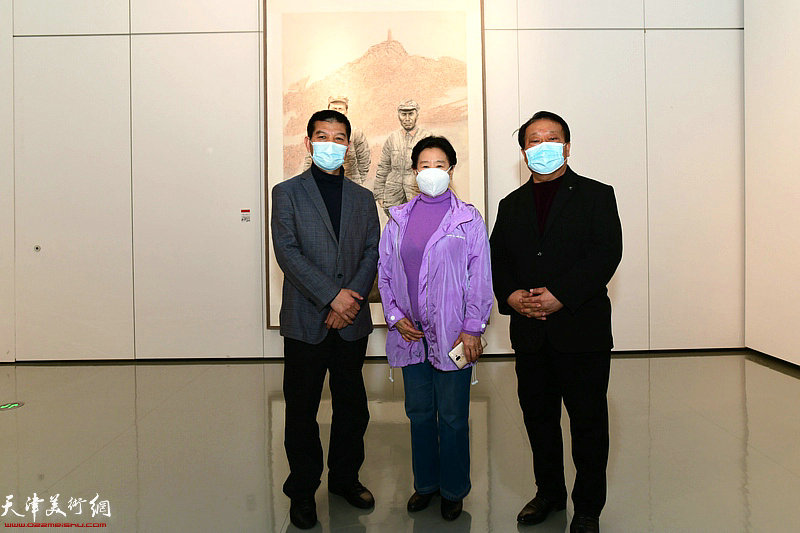 曹秀荣、范扬、胡玉林在画展现场。