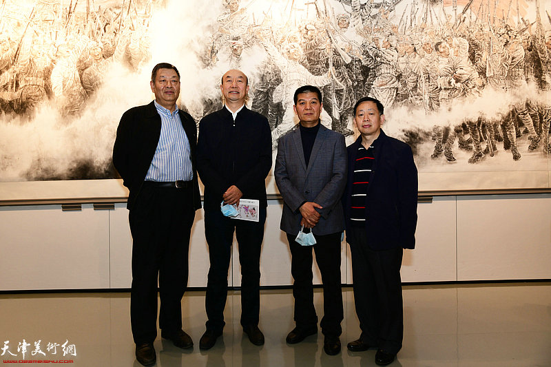 左起：李林河、程建国、范扬、洪军民在画展现场。