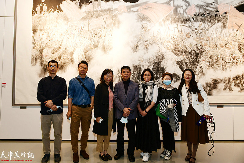 左起：姜金军、李旺、刘方、范扬、赵彦菊、王霞、齐祺在画展现场。