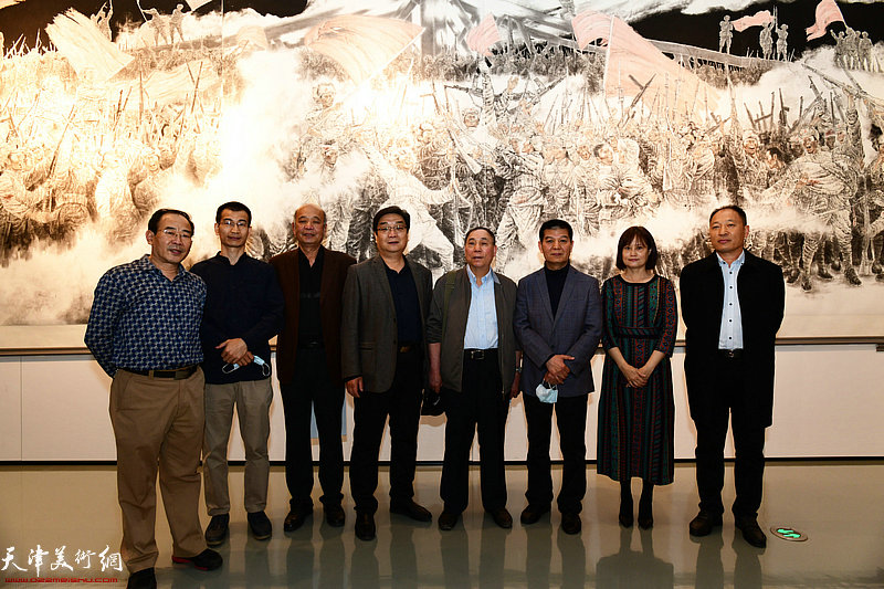 左起：卞昭宏、姜金军、赵富臣、翟洪涛、郭凤祥、范扬、王昕、郑龙起在画展现场。