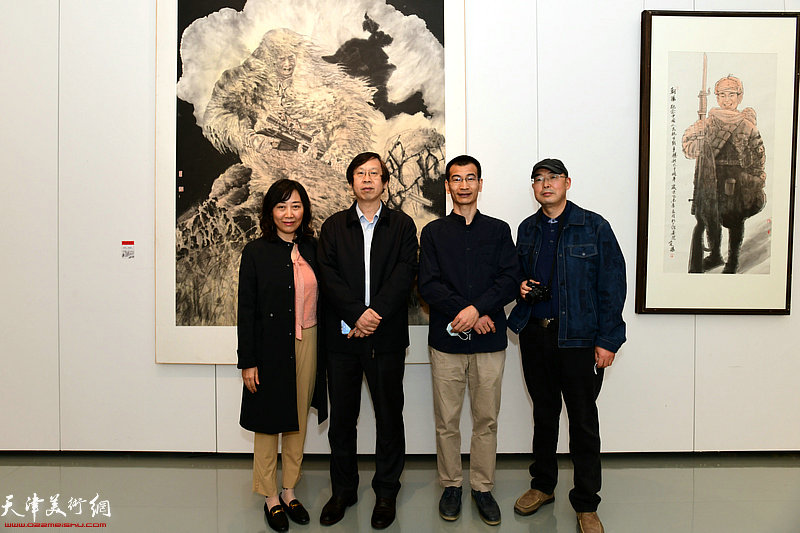 左起：刘方、路洪明、姜金军、苗晓新在画展现场，