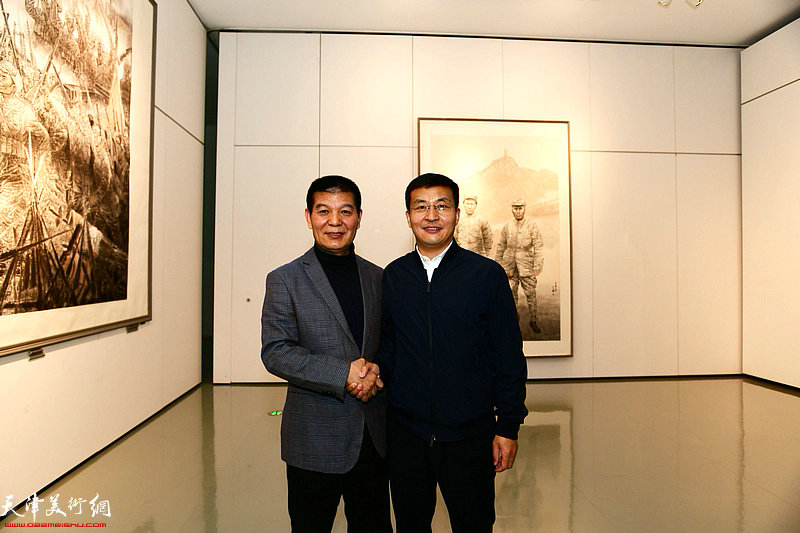 范扬与李洪喜在画展现场。