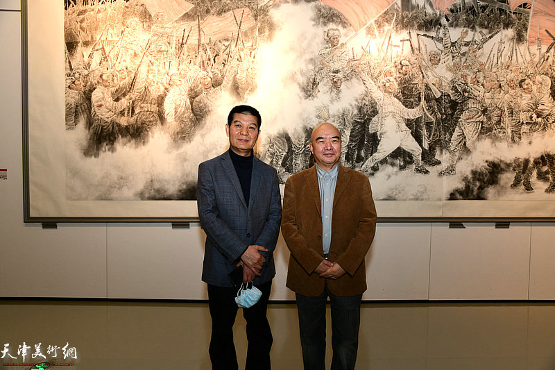 范扬与尹沧海在画展现场。