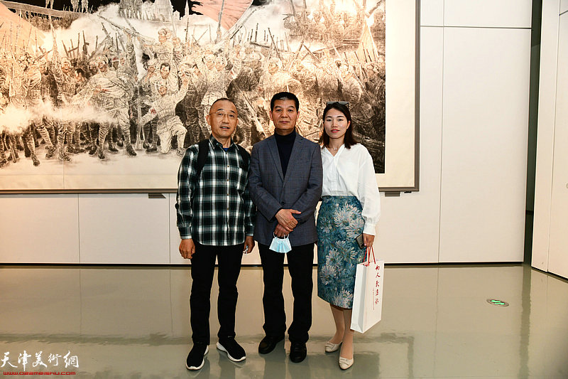 范扬与盖文卓、饶峥在画展现场。