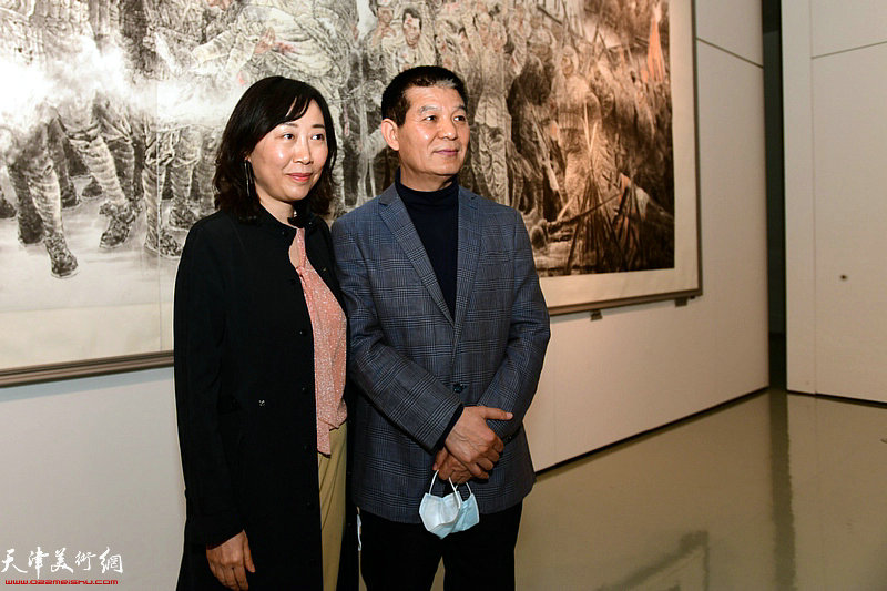 范扬与刘方在画展现场。