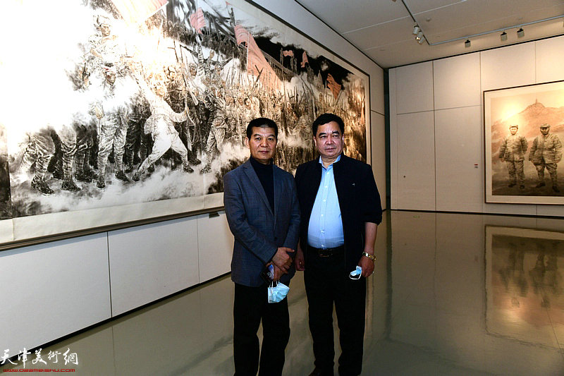 范扬与来宾在画展现场。
