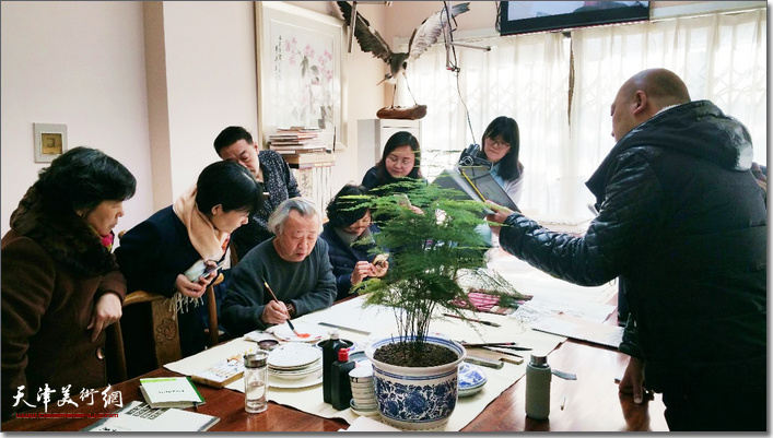 图为阮克敏老师在今晚大家书画艺术院为学生们授课