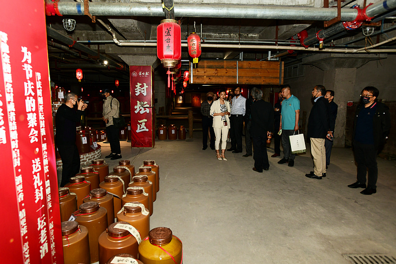 天津巨龙画院画家走进天津卫酒集团天津芦台春酒业公司开展文化联谊活动。