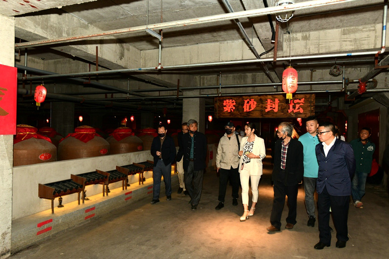 天津巨龙画院画家在芦台春酒业参观。