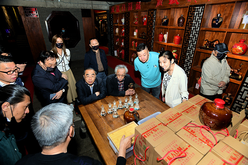 天津巨龙画院画家在芦台春酒业参观。