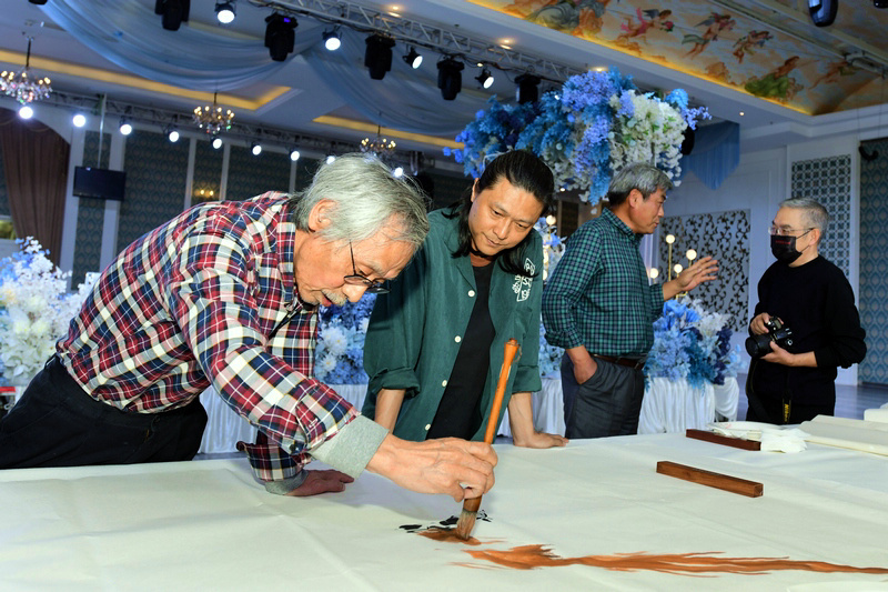 姚景卿、姚铸在书画文化联谊活动现场。