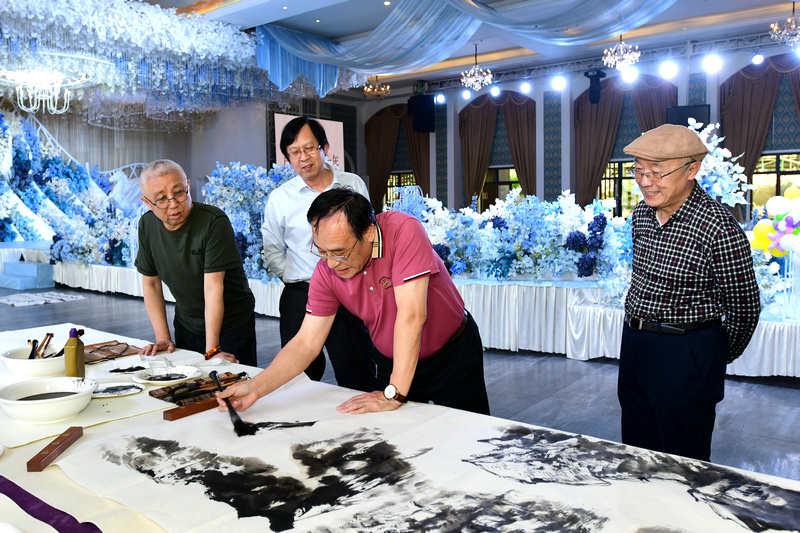 陈钢、陈嵘、何东、路洪明在书画文化联谊活动现场。