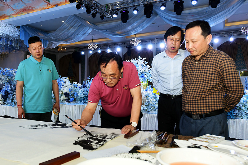 陈钢、张立涛、路洪明、杜东刚在书画文化联谊活动现场。