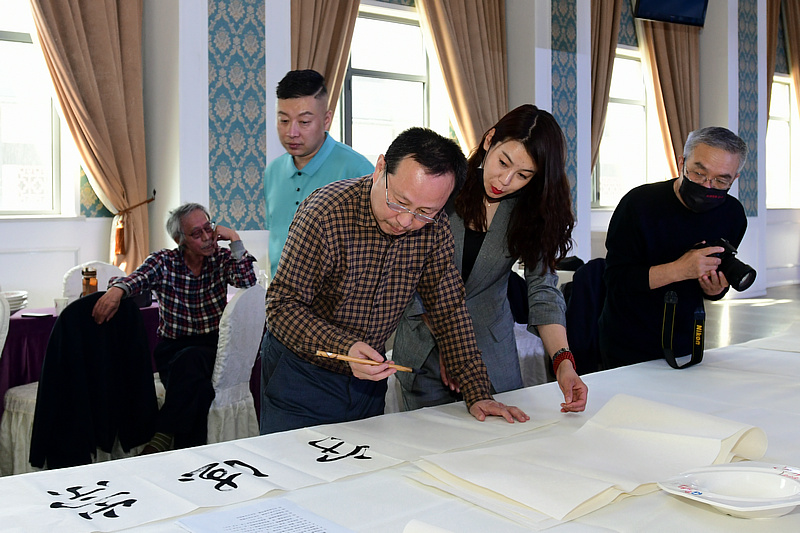 张立涛在书画文化联谊活动现场。
