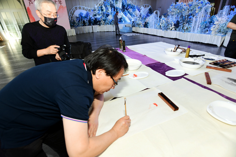 张晓彦在书画文化联谊活动现场。