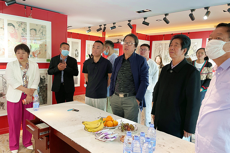 张景源、吴红专、孔宪江、张建等在画展现场观赏画作。