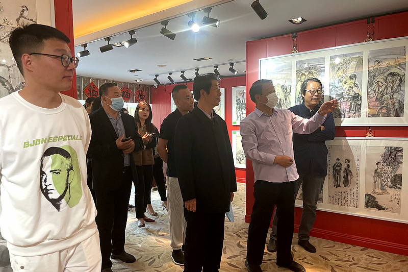 张景源、吴红专、孔宪江、张建等在画展现场观赏画作。