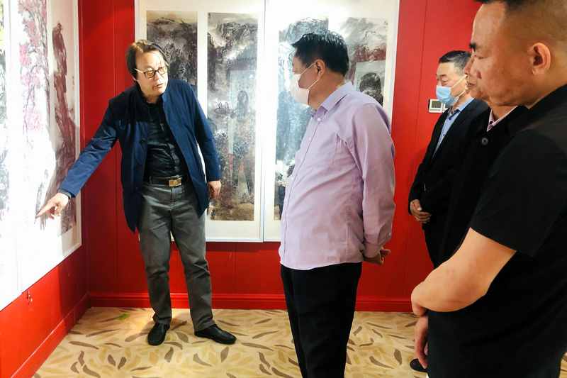 孔宪江在画展现场介绍画作。