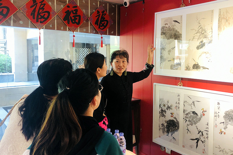 刘凤华在画展现场与书画爱好者一起交流。