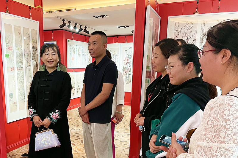 刘凤华、张建在画展现场与书画爱好者一起观赏展出的作品。