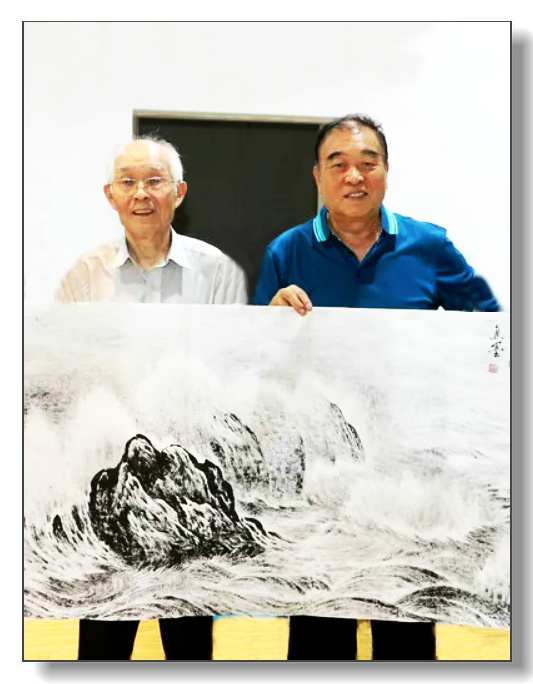 本文作者郭文伟先生（左）与王如意先生在一起。