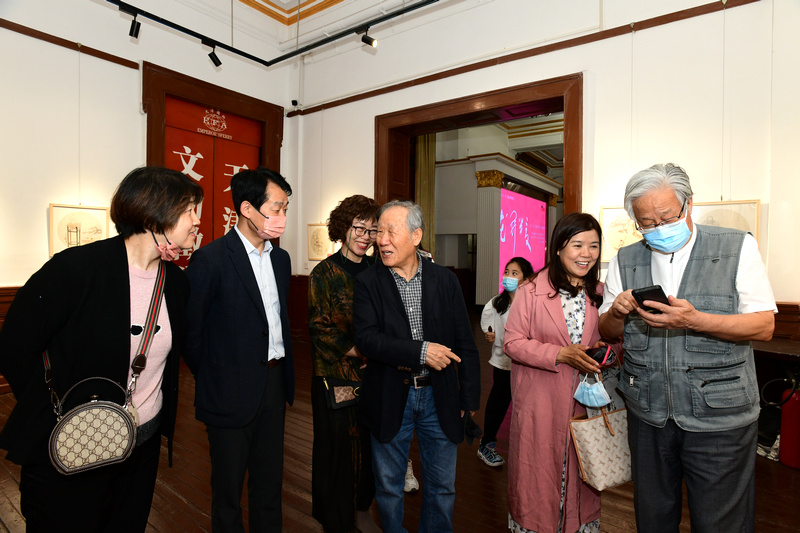 天津美术学院老教授陈冬至、姬俊尧与李响、李文、王洪春、聂瑞辰在画展现场交流。