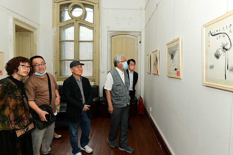 陈冬至、姬俊尧、李响、聂瑞辰、丁树义观赏展出的作品。