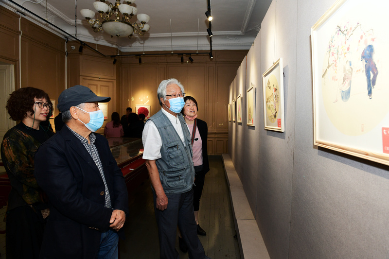 陈冬至、姬俊尧、李文、聂瑞辰观赏展出的作品。 