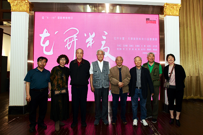 左起：王鸿志、聂瑞辰、王振德、陈冬至、纪振民、姬俊尧、高杰、李文在画展现场。 