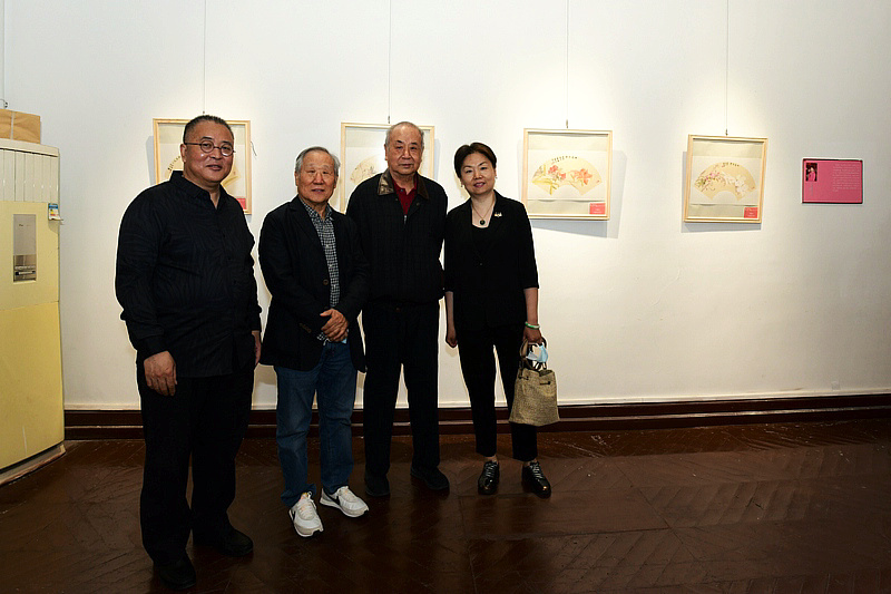 左起：邢津、姬俊尧、王振德、王竣立在画展现场。