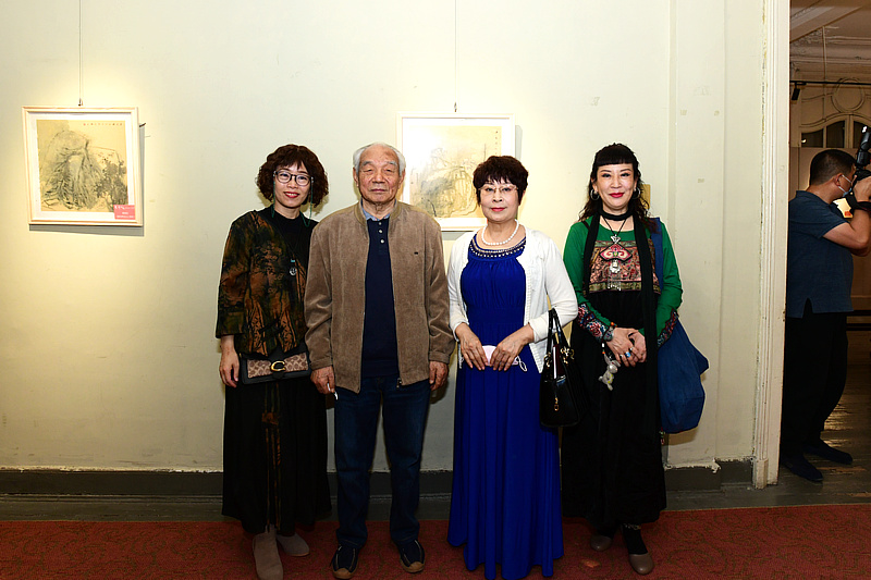 左起：聂瑞辰、纪振民、梦玉、黄雅丽在画展现场。 