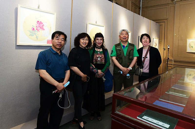 左起：王鸿志、李立慧、黄雅丽、高杰、李文在画展现场。