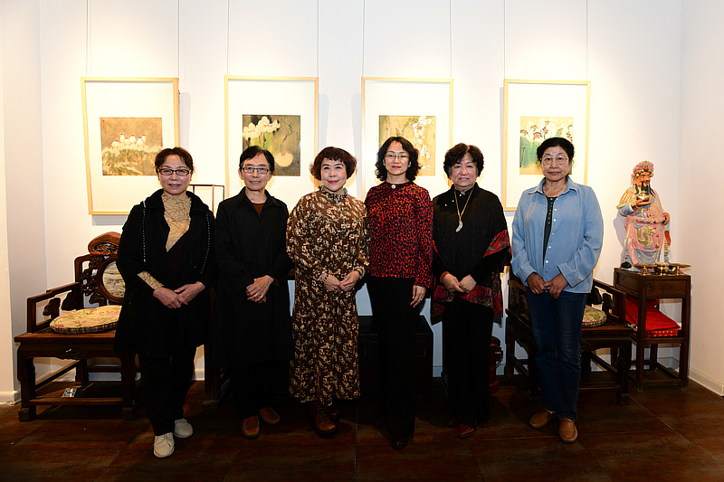 津门女画家组合“五彩贝”与田洪菊总经理在玺朗艺术空间。