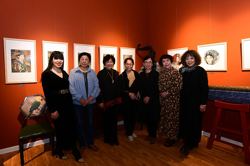 赵新立、肖冰与津门女画家组合“五彩贝”在玺朗艺术空间。