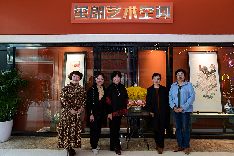津门女画家组合“五彩贝”在玺朗艺术空间。左起：史玉、崔燕萍、孟昭丽、萧惠珠、张永敬。