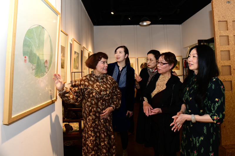 崔燕萍、史玉、郑少英、许云、李悦观赏玺朗艺术空间展出的作品。