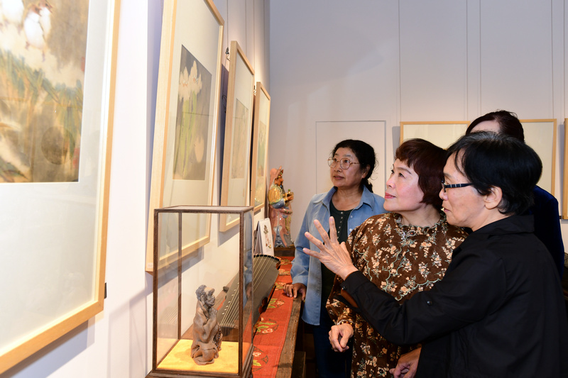萧惠珠、张永敬、史玉观赏玺朗艺术空间展出的作品。