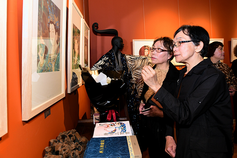 萧惠珠、崔燕萍观赏玺朗艺术空间展出的作品。