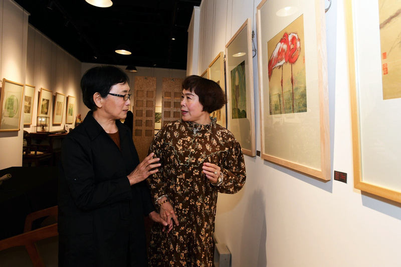 萧惠珠、史玉观赏玺朗艺术空间展出的作品。