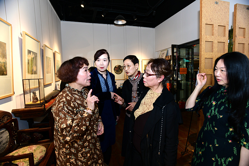 崔燕萍、史玉、郑少英、许云、李悦在玺朗艺术空间交流。