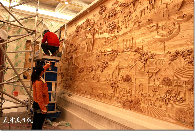 天津美术学院壁画师生为人民大会堂天津听创作的大型壁画