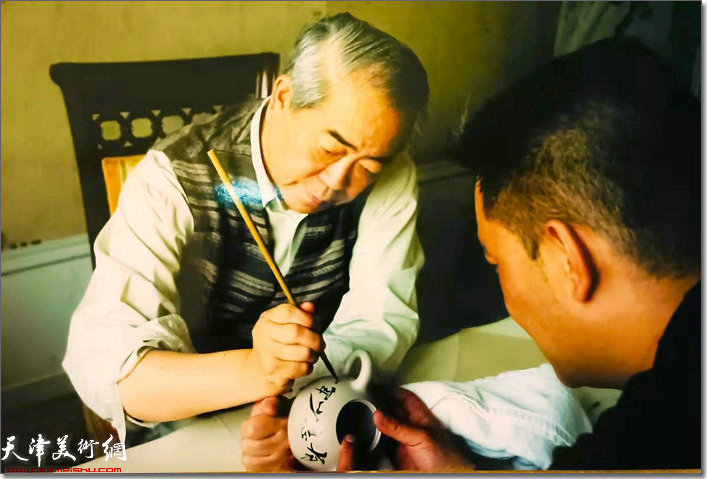 国家级高级工艺美术师叶永君为范曾先生制壶。