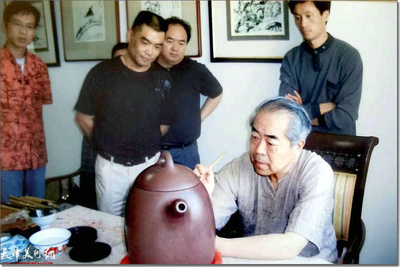 范曾先生在津为叶永君画紫砂巨型壶；后立者为：尹沧海、林德谦、刘波、毛瑞恒。（2004年）
