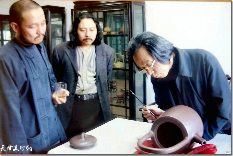 霍春阳先生与贾广健、刘泉义在宜兴为叶永君画紫砂巨型壶。（2005年）