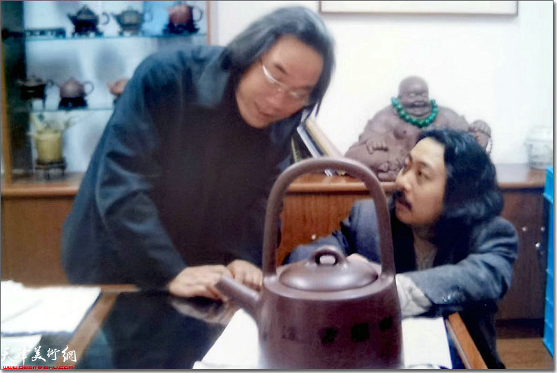霍春阳先生与贾广健在宜兴为叶永君画紫砂巨型壶。（2005年）