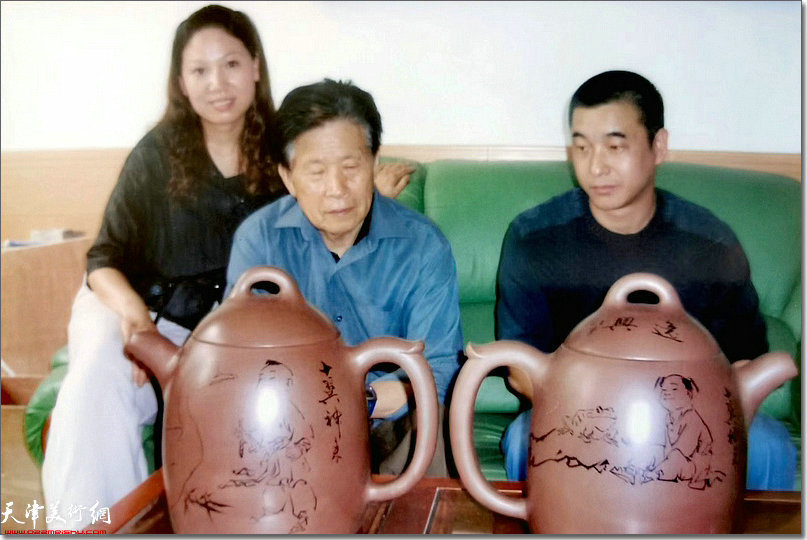 紫砂艺术大师徐汉棠与叶永君夫妇观赏范曾紫砂巨型壶。（2005年）
