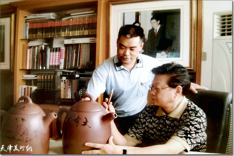 紫砂艺术大师鲍志强与林德谦刻制范曾紫砂巨型壶。（2005年）