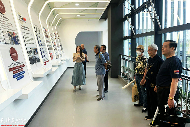 天津华侨书画院一行参观友发集团文化馆。