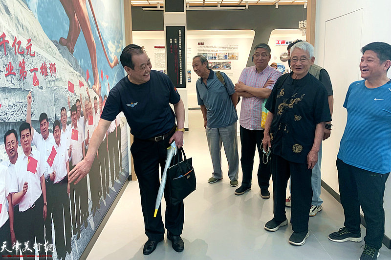 天津华侨书画院一行参观友发集团文化馆。