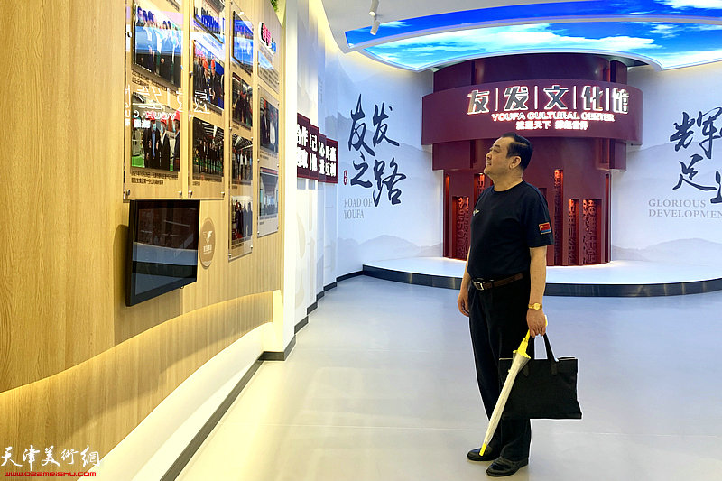 王冠峰在友发集团文化馆参观。
